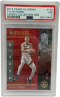 2019 Carta Rookie Panini Illusions Tyler Herro Trophy Collection Rosso /99 #175 PSA 7 Quasi Nuova