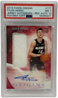 2019 Panini Origins Tyler Herro Trikot-Autogramm - Rot /99 Rookie-Karte #177 PSA 7 NAHE NEUWERTIG & AUTO 10