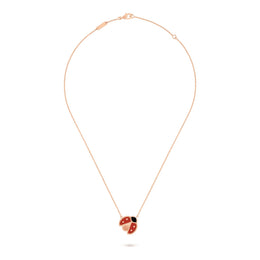 Ciondolo Lucky Spring di Van Cleef & Arpels, coccinella con ali aperte in oro rosa 18K, corniola e onice
